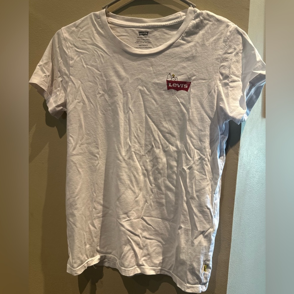 White Levi’s tee